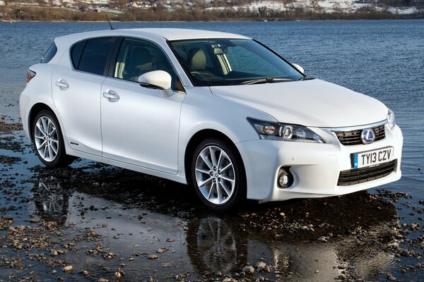 Voiture lexus près du lac après-midi d automne