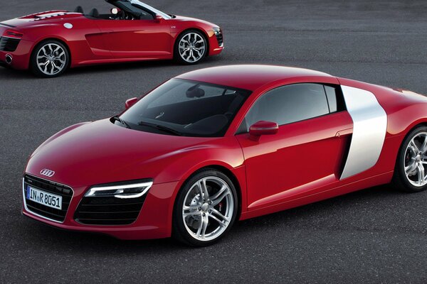 Due belle Audi R8 rosse sulla strada