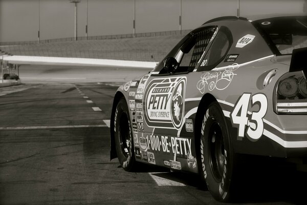 Chevrolet nascar noir et blanc sur la piste