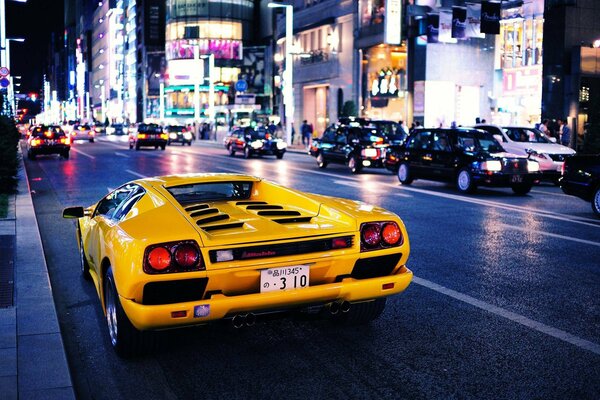 Lamborghini Diablo jaune sur fond de rues urbaines