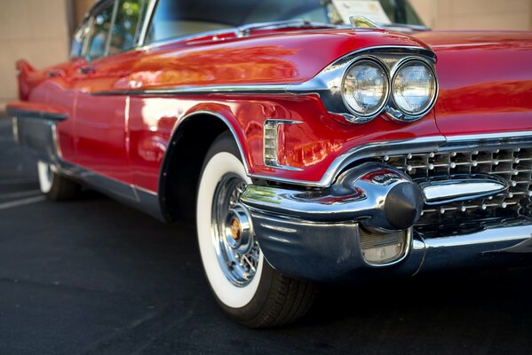 Rotes Auto cadillac fleetwood 60 special