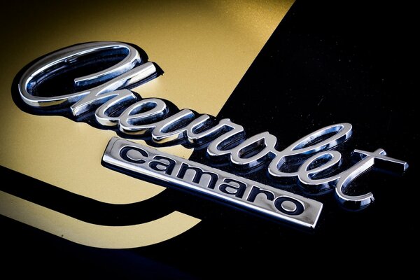 Emblema de plata y oro Chevrolet Camaro