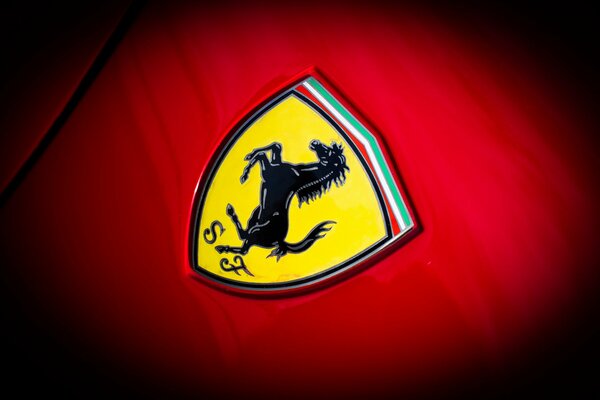 Emblema ferrari su sfondo rosso