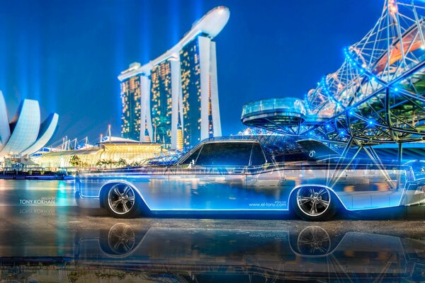 In der Stadt leuchtet nachts ein blaues Auto mit hellem Licht