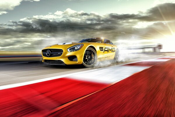 Mercedes-Benz amarillo en la pista de carreras