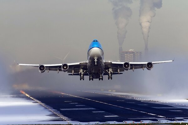 Das Flugzeug fliegt über die Straße