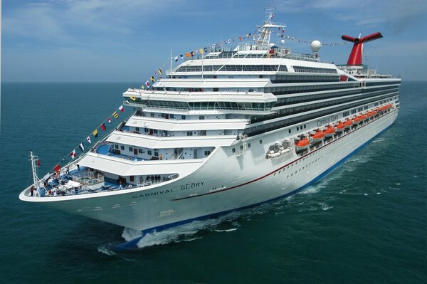 Un gran crucero blanco navega por el mar