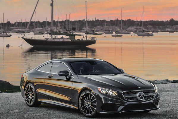 Mercedes-benz en el muelle de yates