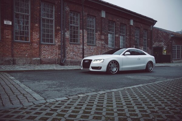 Blanc audi A5 sur fond de maison