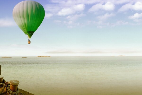 Un ballon survole l eau