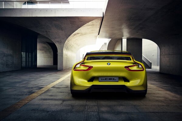 Coche de carreras BMW amarillo