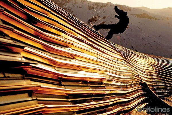 Textura inusual con un snowboarder al atardecer