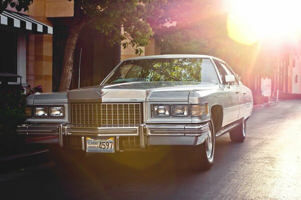 Frente al clásico cadillac retro 1976