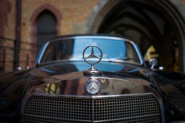 Icône Mercedes sur le capot d une vieille voiture