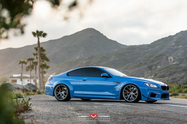 Blauer BMW auf dem Hintergrund der Berge