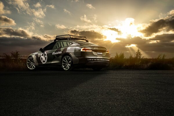 El coche de Tesla al atardecer