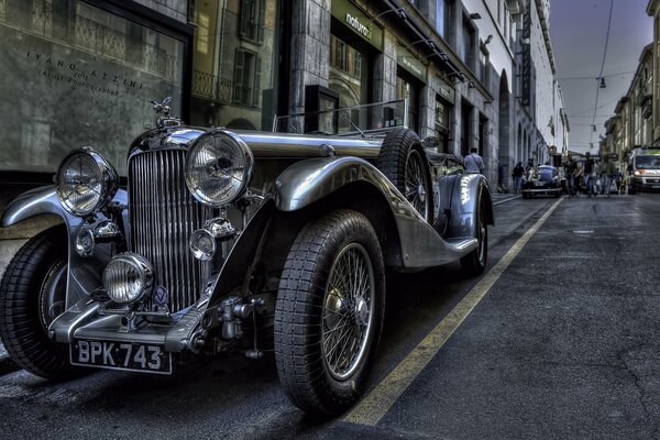 Coche estilo Gatsby en la calle en Italia