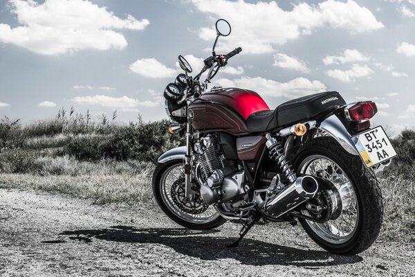 La motocicleta Honda CB1100 se encuentra en el camino de tierra