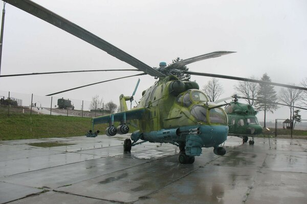 Hubschrauber auf der Landebahn