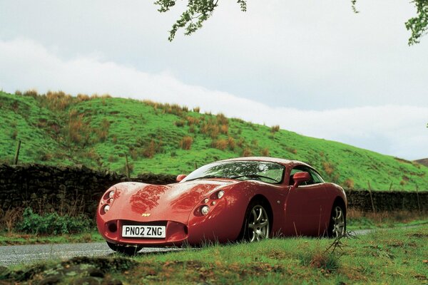 Voiture de sport rouge TVR t440 se tient sur la route