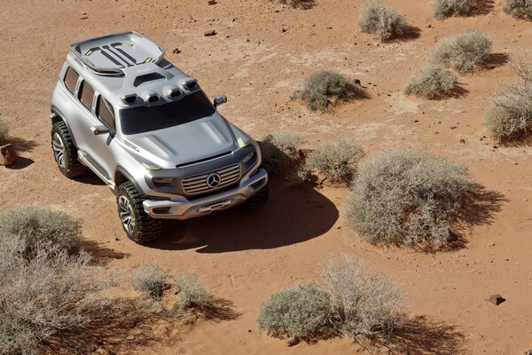 SUV mercedes benz dans le désert dans la mer de sable