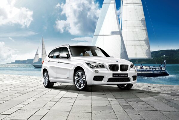 BMW blanco modelo 2012 en el muelle