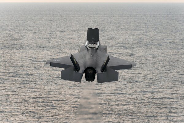 Caccia Lockheed Martin F-35B sopra l acqua