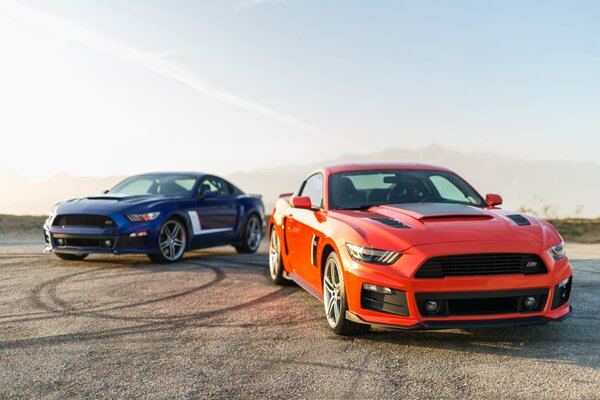 Zwei Ford Mustangs auf dem Spielplatz im Morgengrauen