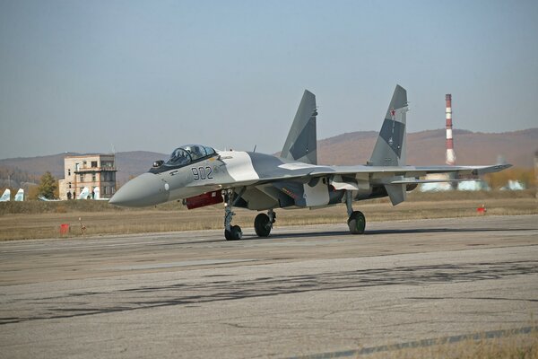 L avion de combat su 35 a atterri à l aérodrome