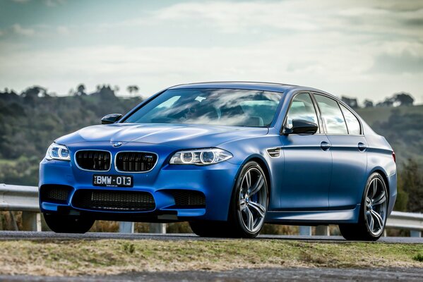 Voiture bleue de course sur la route