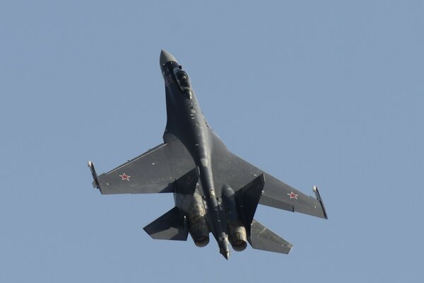 Avion à réaction su-35 dans le ciel