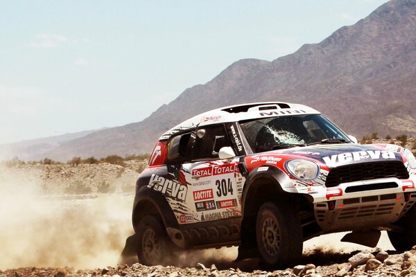 Rally en terreno pedregoso entre montañas