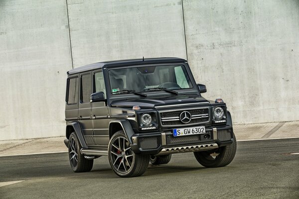 Mercedes-Auto auf grauem Wandhintergrund