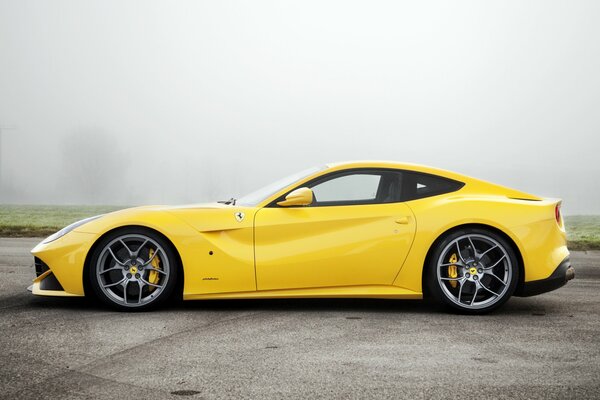 Amarillo bombón ferrari en la niebla