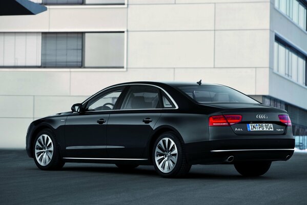 La couleur de la voiture audi a8l peut être n importe quoi, et il est noir