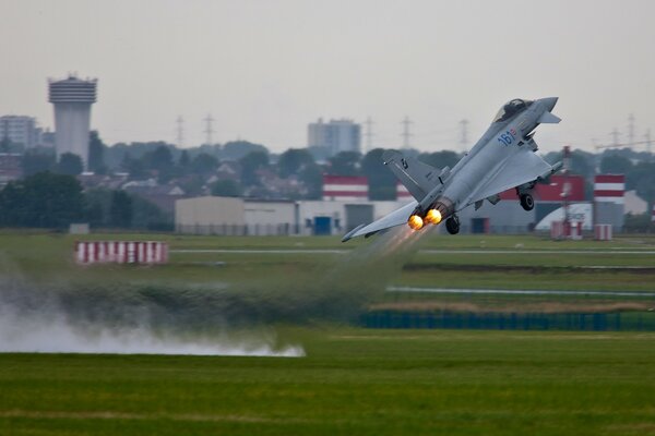 Decollo aereo caldo all aeroporto