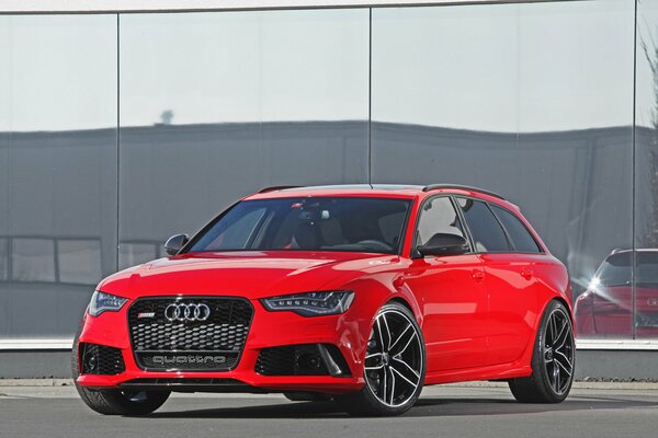 Coche rojo de Audi del modelo RS6