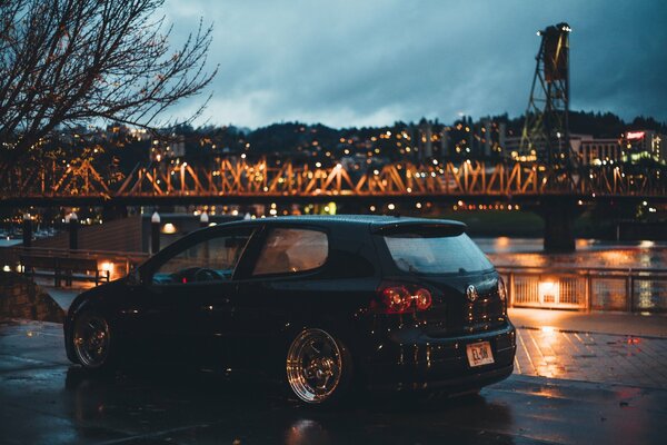 Volkswagen Golf sur le fond de la ville de nuit