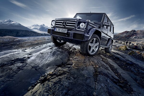 Mercedes SUV overcomes the hills