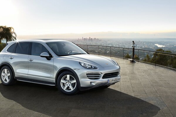 Porsche Cayenne auf der Aussichtsplattform