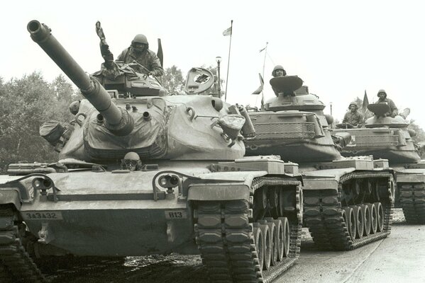 Columna de tanques en chernobel foto