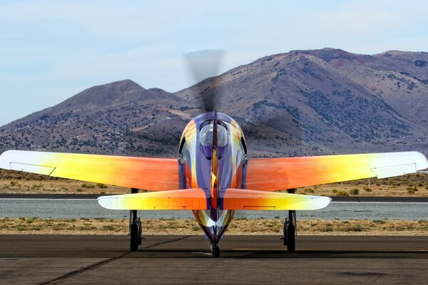 Flugzeugsteuerung, Startbahn, orangefarbenes Flugzeug, Bergland