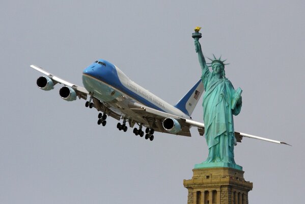 La statua della libertà che sorvola l aereo