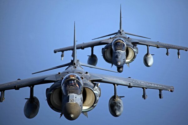 Avions de chasse sur fond de ciel bleu