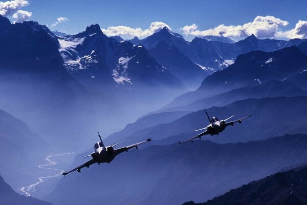 Avión volando en el fondo de las montañas azules