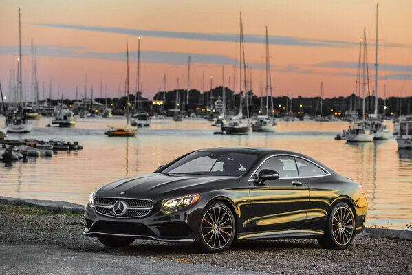 Noir Mercedes-Benz s 550 c217 amg 2014 à terre avec yachts