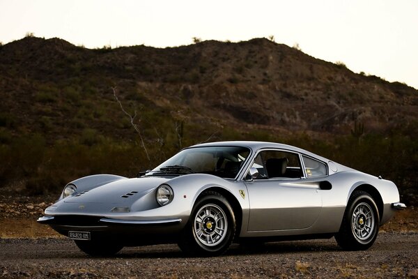 Silberner Ferrari in der Wüste unter der sengenden Sonne