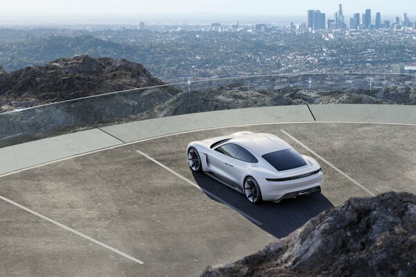 Porsche blanc debout sur une plate-forme d observation avec vue sur la métropole