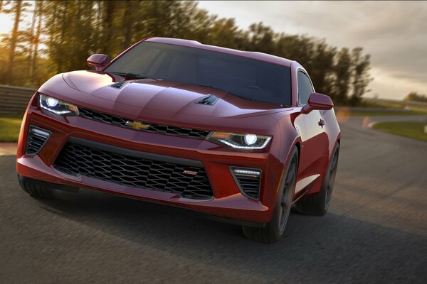 Chevrolet Camaro rojo al atardecer