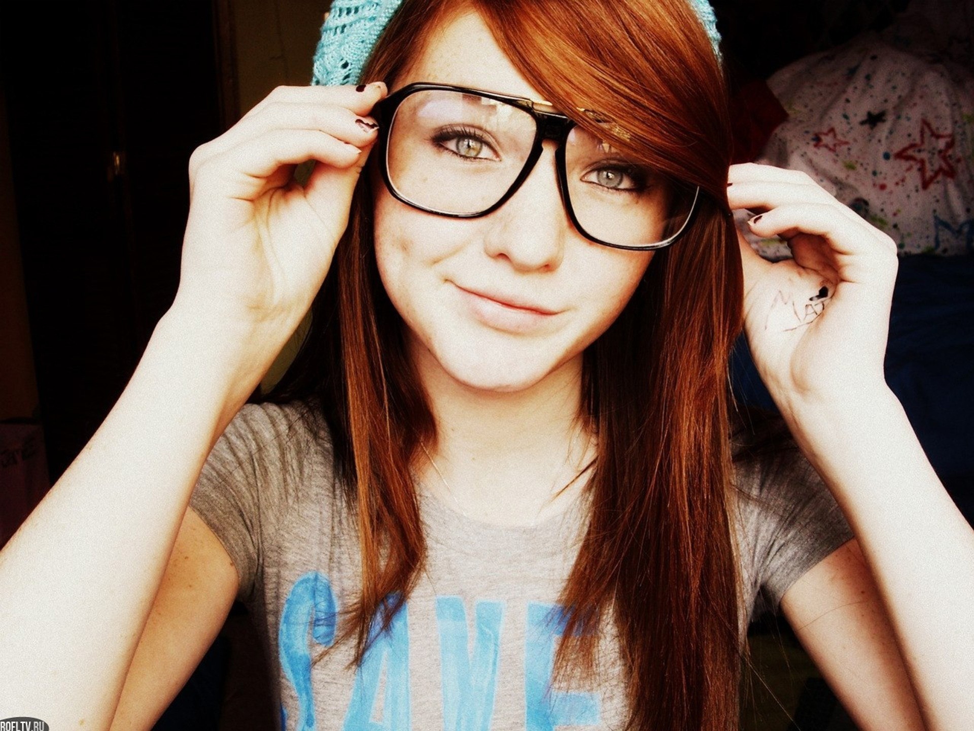 lunettes amusement fille rousse